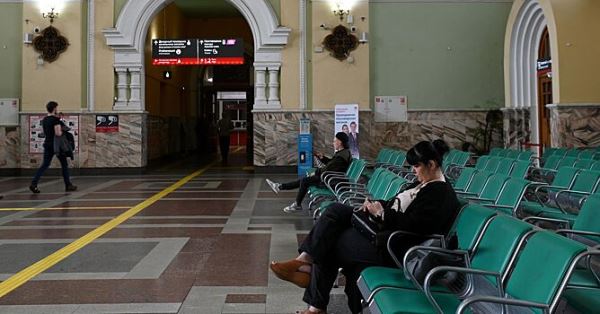 Туристы в Калининграде провели на вокзале ночь, чтобы купить билеты в Сочи