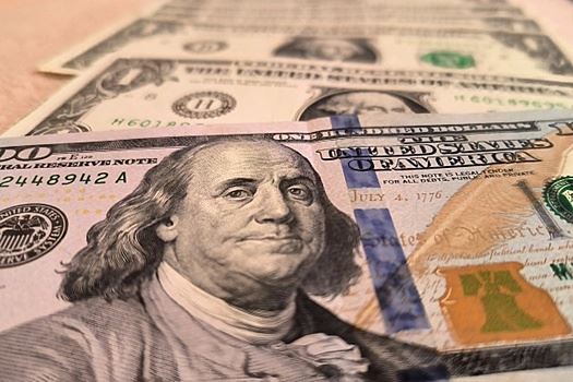 Россиянам предложили использовать юани вместо «стареющих» долларов за границей