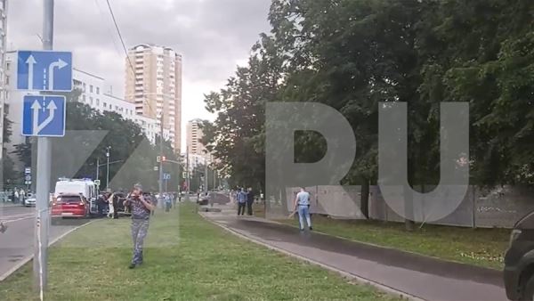 Юноша зарезал девушку из ревности около жилого дома в Москве