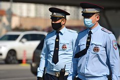 Фура с успокаивающей надписью протаранила забор россиянина