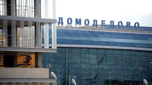 Туристы 9 часов не могли улететь в Стамбул из Домодедово