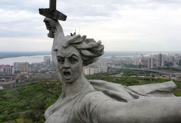 В голове монумента «Родина-мать зовет!» умер московский ректор. Как он попал туда и что об этом известно?