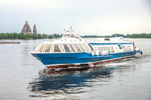 "Метеоры" вышли на Онежское озеро