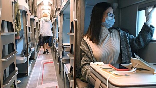 Туристка обвинила РЖД в отвратительном обслуживании из-за запаха ног соседей по вагону