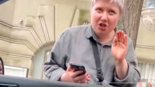 Женщина плюнула в разговаривающего на русском языке таксиста в Одессе