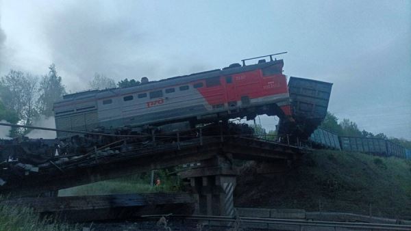 Мост обрушился в Курской области во время движения грузового поезда