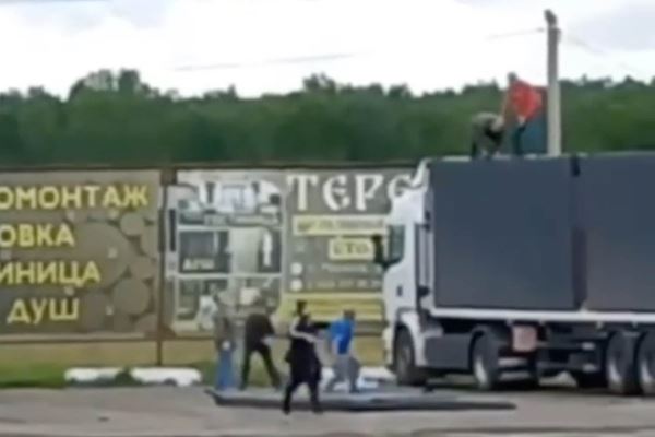Ударные дроны, вылетавшие из фур, атаковали военные аэродромы России. Минобороны заявило о теракте и раскрыло последствия
