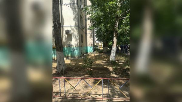 Пятилетняя девочка погибла при падении с девятого этажа в Астрахани